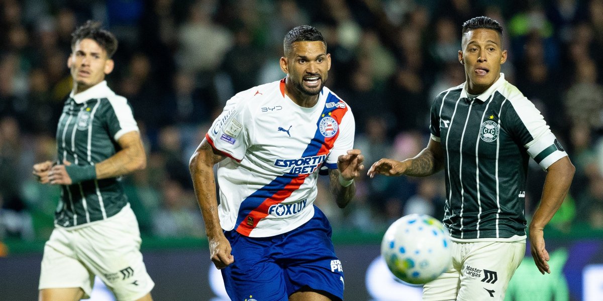 Willian José corre atrás da bola