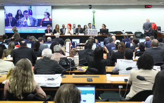 Pedido de vista adia votação de PEC que prevê fim da escala 6x1 e jornada de 40 horas