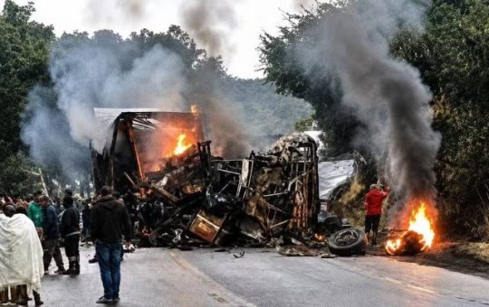 Acidente entre ônibus e carreta deixa seis baianos mortos em Minas Gerais