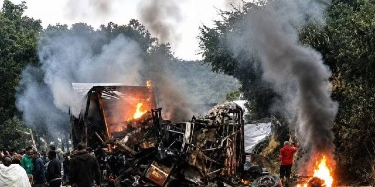 Acidente entre ônibus e carreta deixa seis baianos mortos em Minas Gerais
