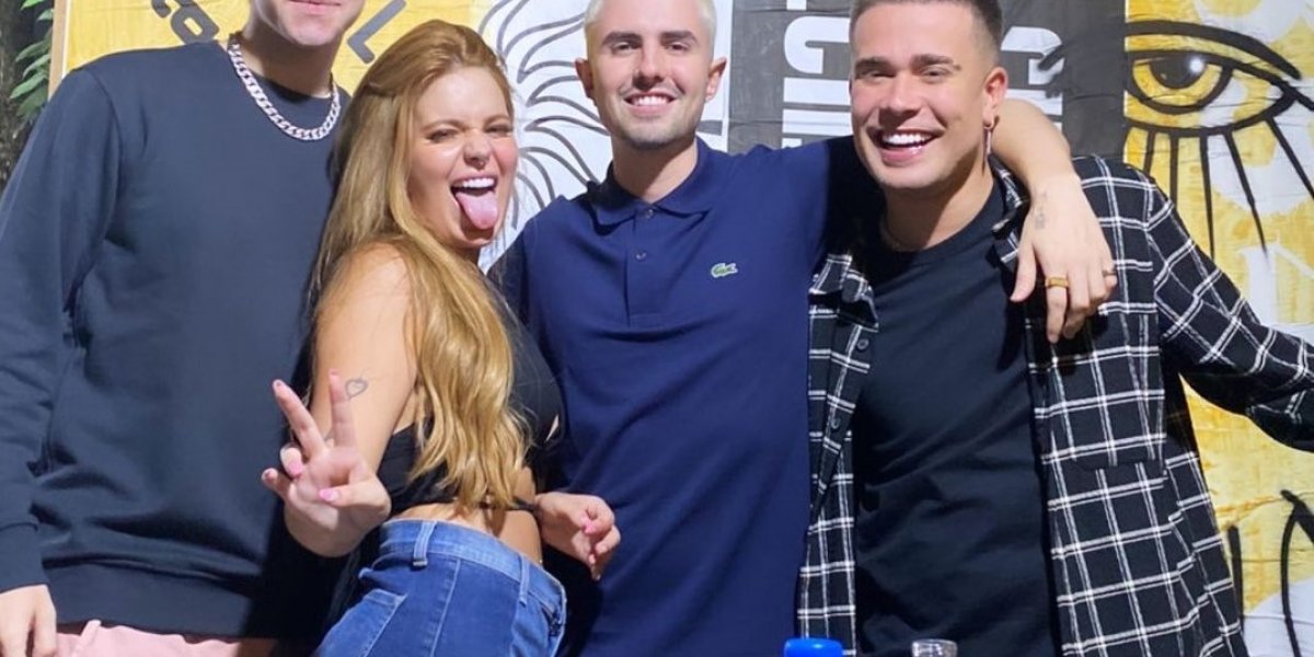 Viih Tube aparece ao lado dos três ex-namorados em festa