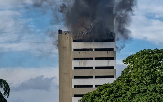 Incêndio atinge prédio no Centro do Rio e mobiliza bombeiros