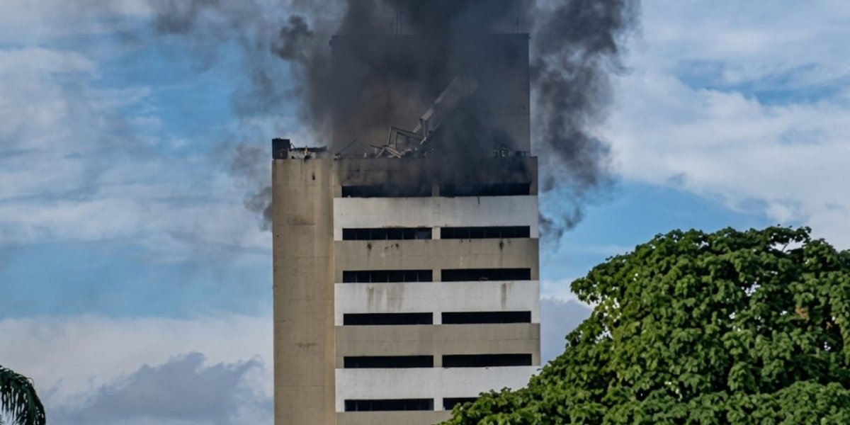 Incêndio atinge prédio no Centro do Rio e mobiliza bombeiros