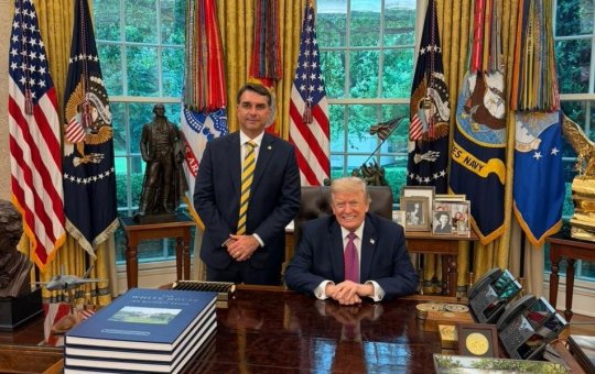 Flávio Bolsonaro posa ao lado do presidente americano Donald Trump