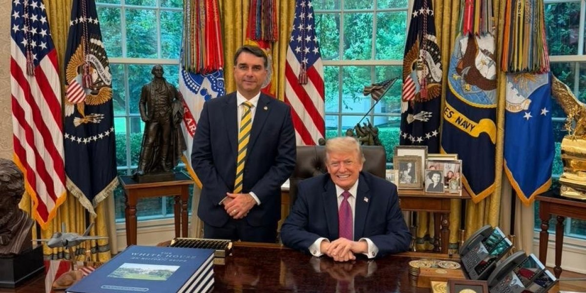 Flávio Bolsonaro posa ao lado do presidente americano Donald Trump