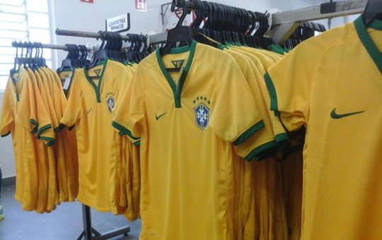 Receita Federal apreende 120 mil camisas falsas no Porto de Santos antes da Copa de 2026