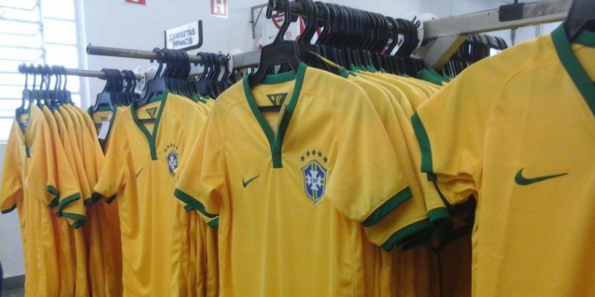 Receita Federal apreende 120 mil camisas falsas no Porto de Santos antes da Copa de 2026