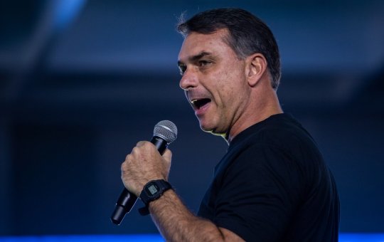 “O Brasil vai voltar a ser respeitado pelo mundo”, diz Flávio Bolsonaro em vídeo na Casa Branca