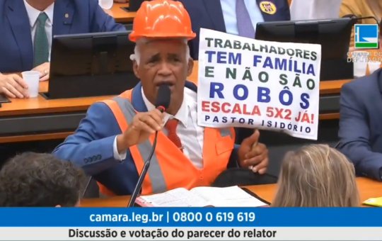 Pastor Sargento Isidório se engana durante votação do fim da escala 6x1 e se emociona
