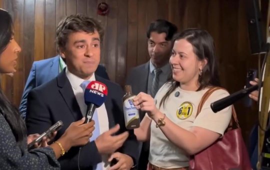 Nikolas Ferreira é presenteado com óleo de peroba pela deputada Sâmia Bomfim