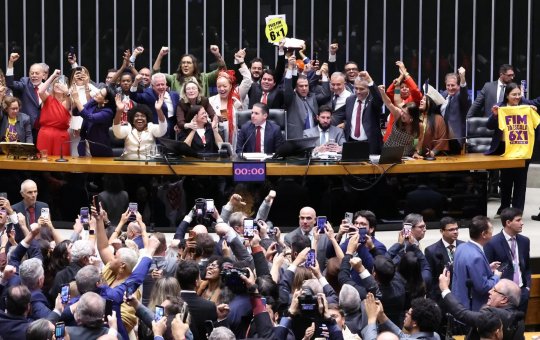 Fim da escala 6x1: Câmara aprova PEC que reduz jornada semanal de trabalho