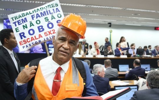Isidório defende fim da escala 6x1 e diz que trabalhadores terão tempo para “fazer sexo em paz”