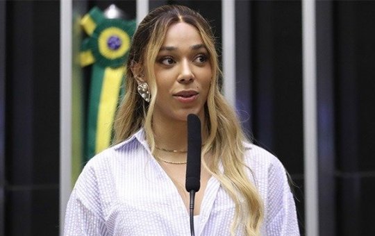 Erika Hilton comemora aprovação de PEC sobre fim da escala 6x1 na Câmara