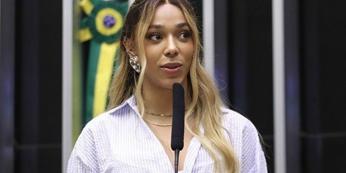 Erika Hilton comemora aprovação de PEC sobre fim da escala 6x1 na Câmara