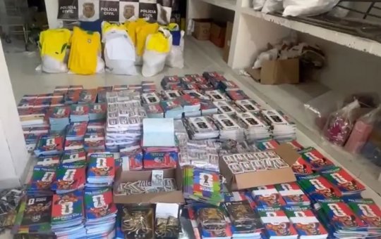 Polícia apreende 85 mil álbuns e figurinhas falsas da Copa do Mundo