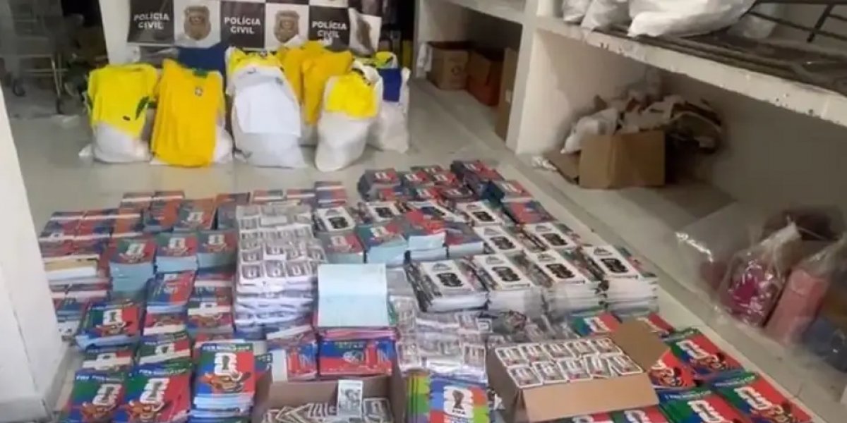 Polícia apreende 85 mil álbuns e figurinhas falsas da Copa do Mundo