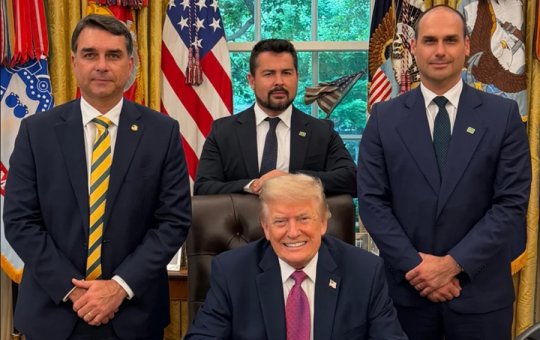 Eduardo Bolsonaro reage após internautas acusarem foto com Trump de ter sido feita por IA