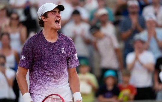 Brasil em festa: João Fonseca vence Djokovic em batalha histórica de quase 5 horas em Roland Garros