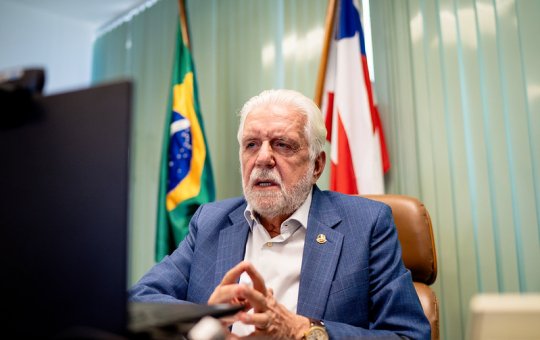 Senador Jaques Wagner afirma não haver ligação entre a Bahia e o Banco Master "totalmente desvinculados"