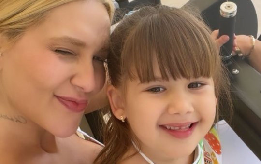 Virgina surpreende Maria Alice com café da manhã em seu aniversário de 5 anos