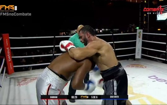 Kléber Bambam vence Davi Brito por nocaute técnico no Fight Music Show 8