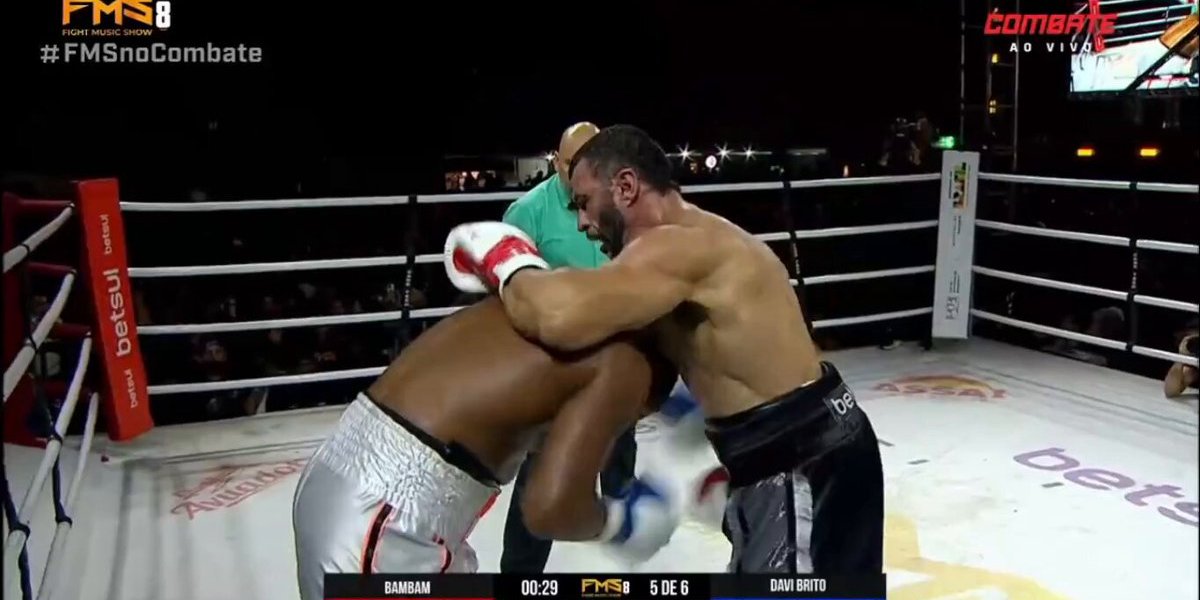 Kléber Bambam vence Davi Brito por nocaute técnico no Fight Music Show 8