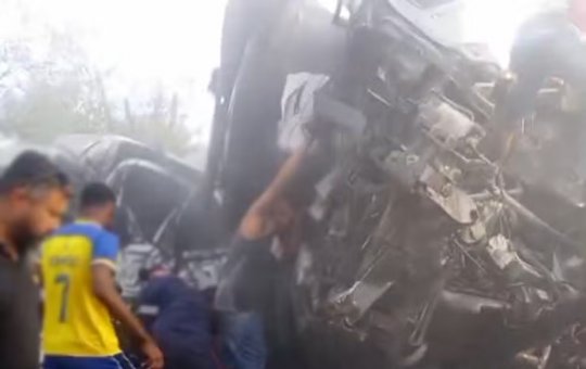 Batida entre van e caminhão causa 16 mortes na BR-116