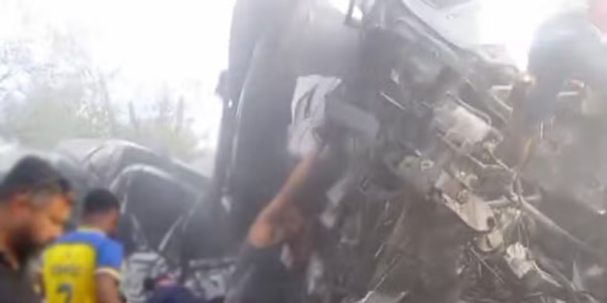 Batida entre van e caminhão causa 16 mortes na BR-116