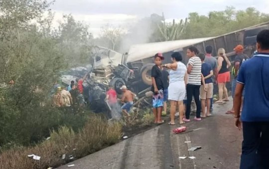 Acidente na BR-116 mata 16 integrantes da mesma família que retornavam de aniversário