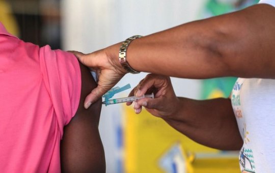 Vacinação contra a gripe é disponibilizada para toda a população em Feira de Santana