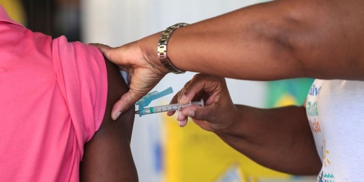 Vacinação contra a gripe é disponibilizada para toda a população em Feira de Santana