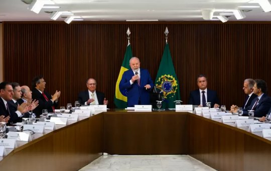 Lula convoca reunião ministerial para alinhar comunicação e discutir tarifa dos EUA