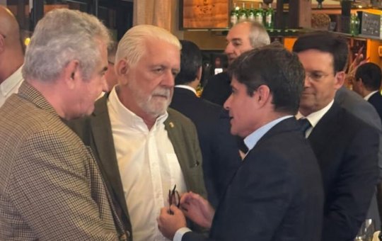 Jaques Wagner adota tom cordial e cumprimenta ACM Neto, Roma e Coronel em Salvador