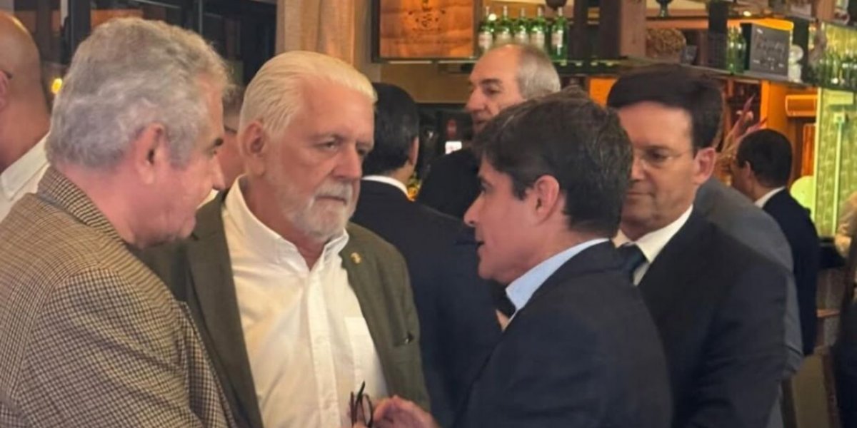 Jaques Wagner adota tom cordial e cumprimenta ACM Neto, Roma e Coronel em Salvador 