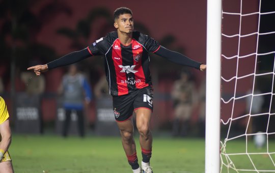 Vitória acerta a compra em definitivo do atacante Renê