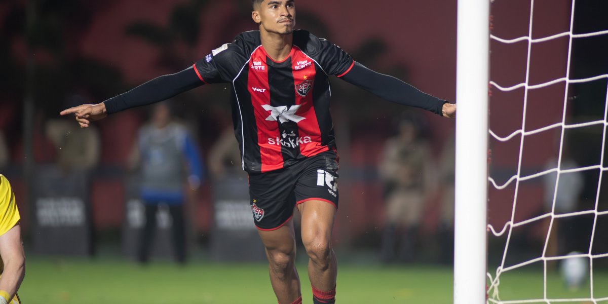 Vitória acerta a compra em definitivo do atacante Renê