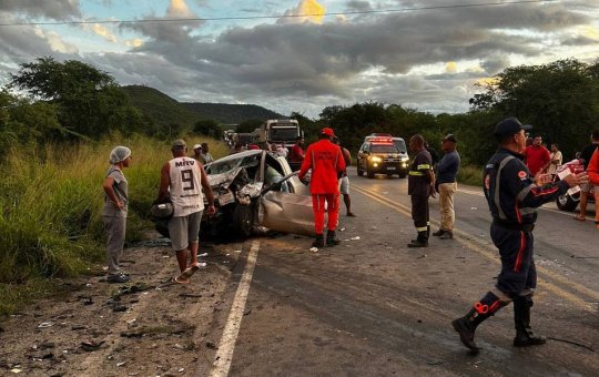 Batida entre van e caminhonete deixa 16 pessoas feridas no interior da Bahia