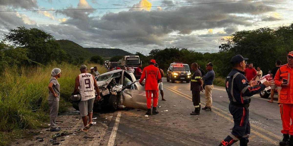 Batida entre van e caminhonete deixa 16 pessoas feridas no interior da Bahia