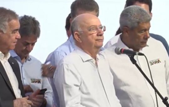 Atitude inusitada de Jerônimo chama atenção durante discurso de Zé Ronaldo em Feira de Santana