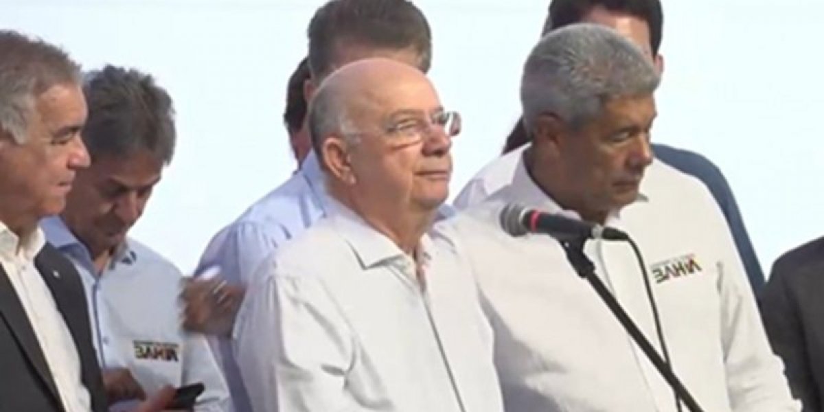 Atitude inusitada de Jerônimo chama atenção durante discurso de Zé Ronaldo em Feira de Santana