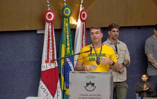 Flávio Bolsonaro afirma ter sido ameaçado de morte por Lula e reage a fala do presidente