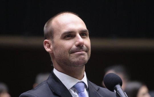 Eduardo Bolsonaro sugere substituição do Pix por sistema americano e fala gera críticas nas redes