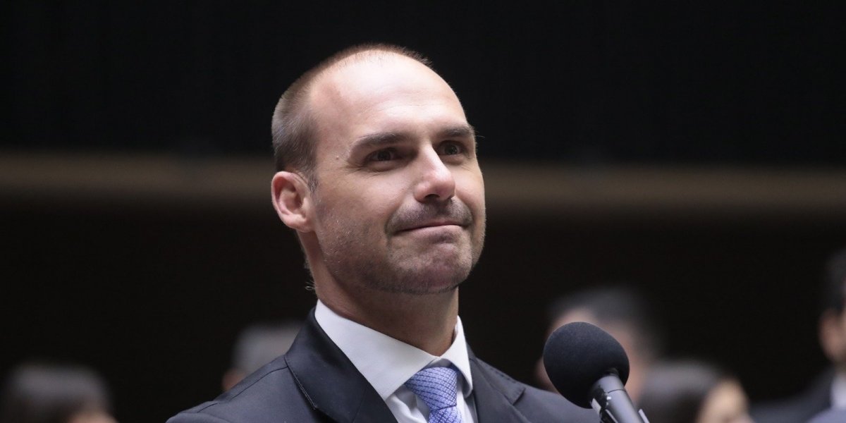 Eduardo Bolsonaro sugere substituição do Pix por sistema americano e fala gera críticas nas redes