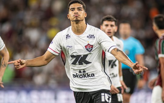 Renê celebra compra em definitivo pelo Vitória e promete manter ambição no clube