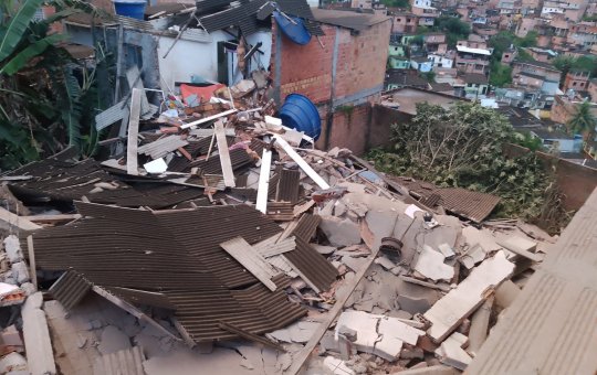 Criança de nove anos fica soterrada após desabamento no bairro de Pirajá, em Salvador