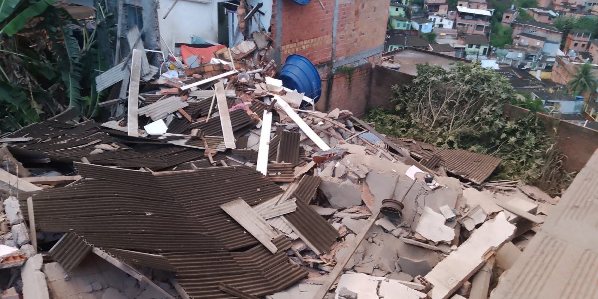 Criança de nove anos fica soterrada após desabamento no bairro de Pirajá, em Salvador
