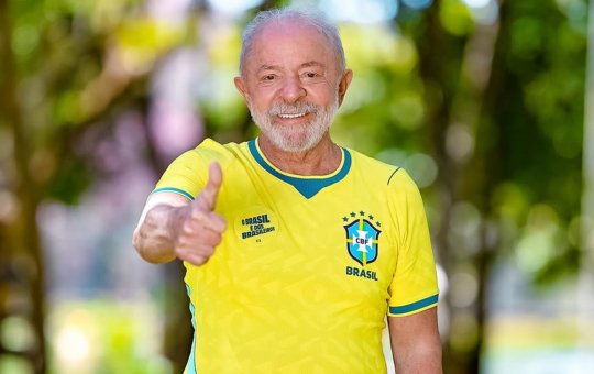 Lula posta foto com a camisa da Seleção Brasileira antes de amistoso e diz: 'O Brasil é dos brasileiros'