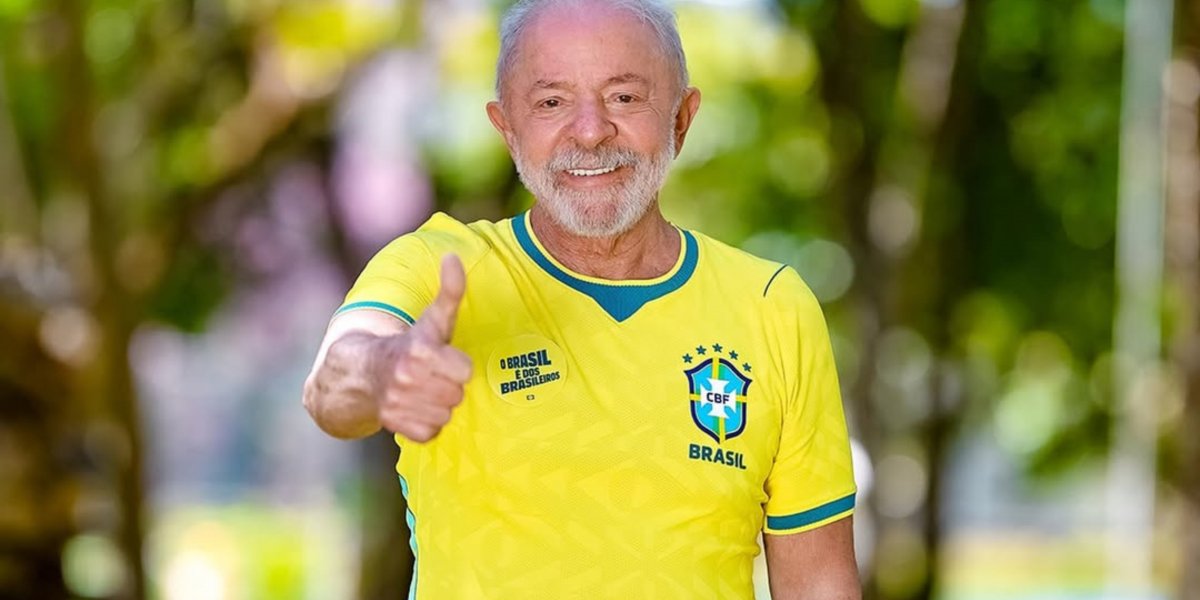 Lula posta foto com a camisa da Seleção Brasileira antes de amistoso e diz: 'O Brasil é dos brasileiros'