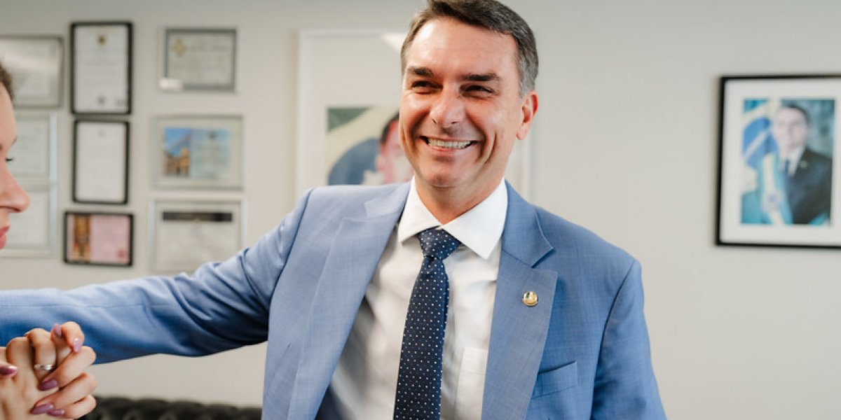 Flávio Bolsonaro defende projeto de “trabalho flexível”, ao invés da PEC da escala 6x1