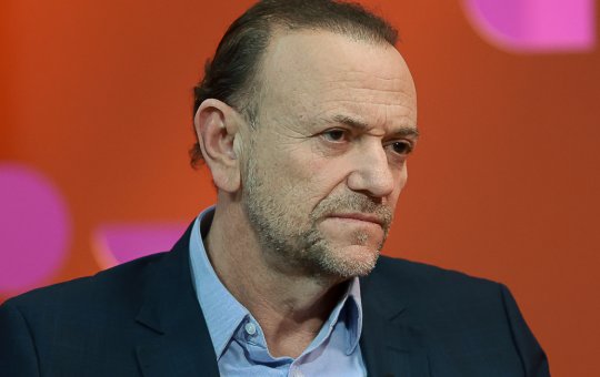 Presidente do PT comenta decisão do TSE que suspendeu pesquisa sobre Flávio Bolsonaro
